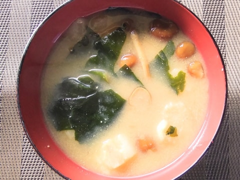 なめことわかめと麩の味噌汁